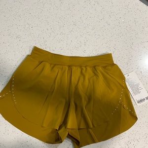 BNWT Lululemon find your pace 3” shorts
